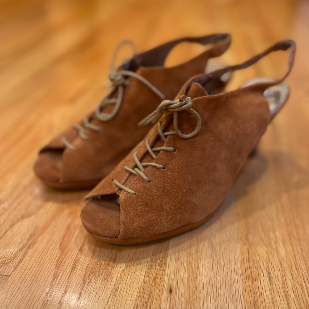 💜 3 for $18 or 5 for $25 Isaac Mizrahi Live tan lace up peep toed heels